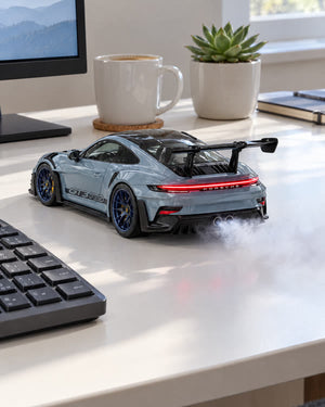 Porsche GT3 RS als Motor Mist-Modellauto mit Nebel auf einem Schreibtisch